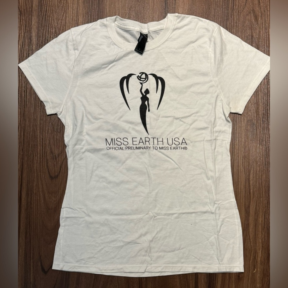 New Miss Earth USA White Graphic Print Shirt Tee – S